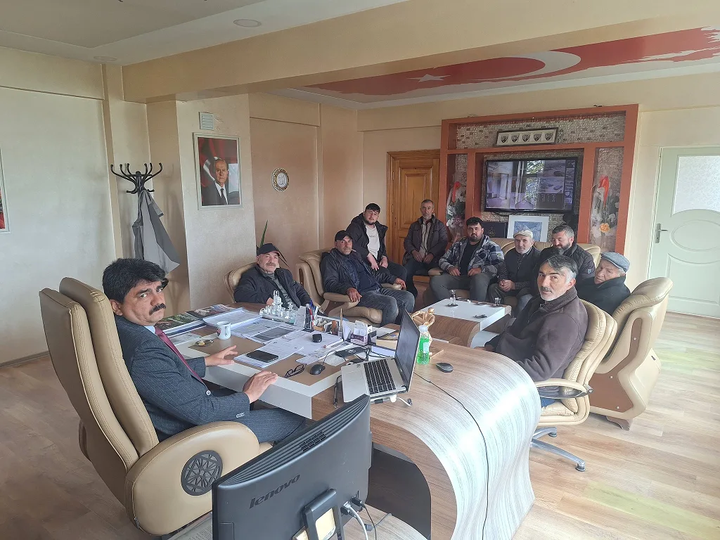 Sırçalı Belediye Başkanı Mustafa Parlak, besicilerle yapılan toplantıda çevre sağlığı