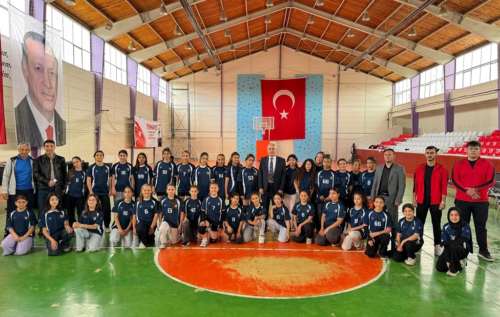 Başkan Coşar, belediyenin spor kurslarına katılan çocuklarla bir araya gelerek