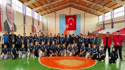 Başkan Coşar, belediyenin spor kurslarına katılan çocuklarla bir araya gelerek