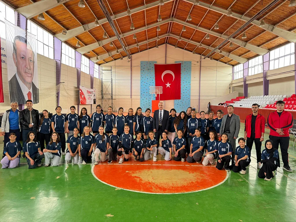 Başkan Coşar, belediyenin spor kurslarına katılan çocuklarla bir araya gelerek