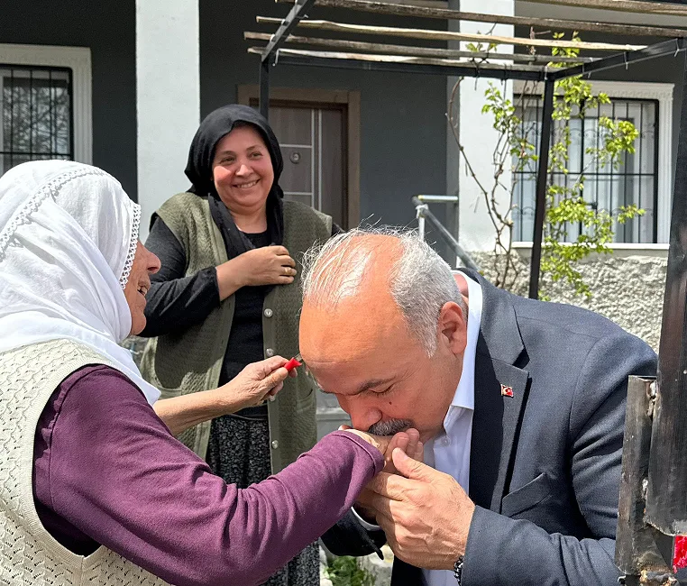 Uzunlu Kasabası Belediye Başkanı Mustafa Uçar, Anneler Günü kapsamında şehit