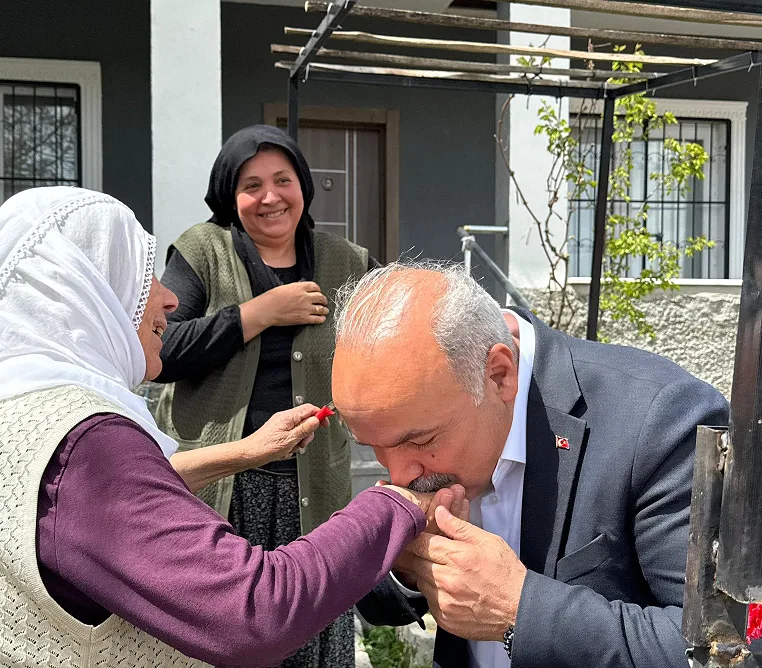 Uzunlu Kasabası Belediye Başkanı Mustafa Uçar, Anneler Günü kapsamında şehit
