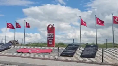 Yenipazar Belediye Başkanı Mustafa Özer, ilçede yapımı tamamlanan Şehitlik Anıtı’nın