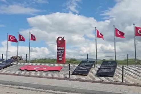 Yenipazar Belediye Başkanı Mustafa Özer, ilçede yapımı tamamlanan Şehitlik Anıtı’nın