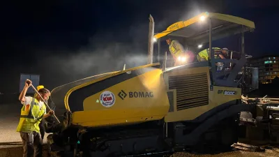 Boğazlıyan Belediyesi, ilçe genelinde yürüttüğü sıcak asfalt çalışmalarına gece saatlerinde