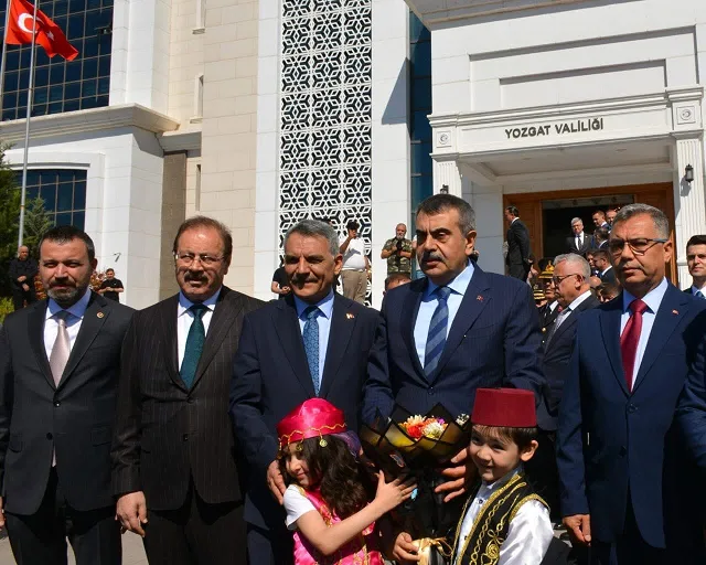 Millî Eğitim Bakanı Yusuf Tekin, Yozgat’ta gerçekleştirdiği ziyaretlerde eğitim yatırımları