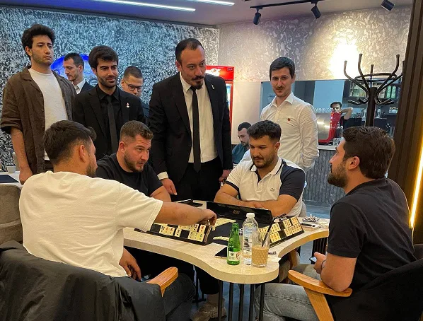 Üniversite yerleşkesinde gerçekleştirilen ziyarette öğrencilerin görüşlerini alan Baran, gösterilen ilgi