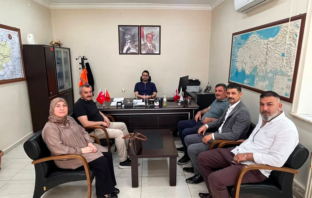 Hacı Yıldırım, Kadın Kolları Başkanı Gürcü Yalçın ve yönetim kurulu