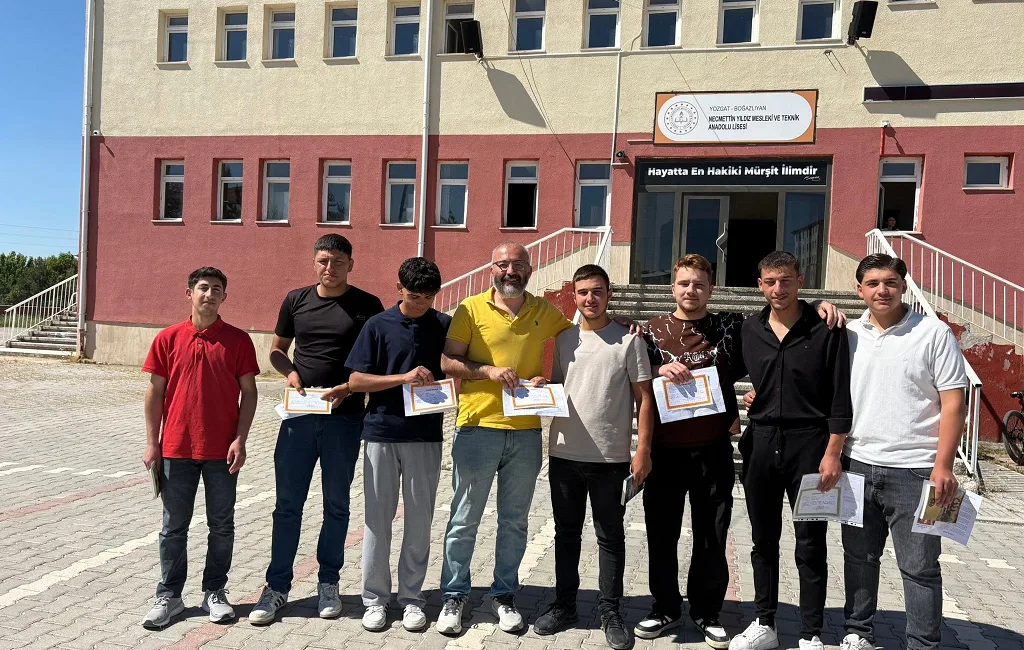 Boğazlıyan Mesleki ve Teknik Anadolu Lisesi’nde öğrenciler karne sevinci yaşarken