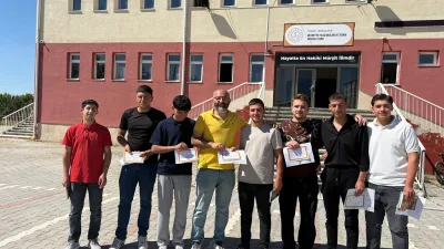 Boğazlıyan Mesleki ve Teknik Anadolu Lisesi’nde öğrenciler karne sevinci yaşarken