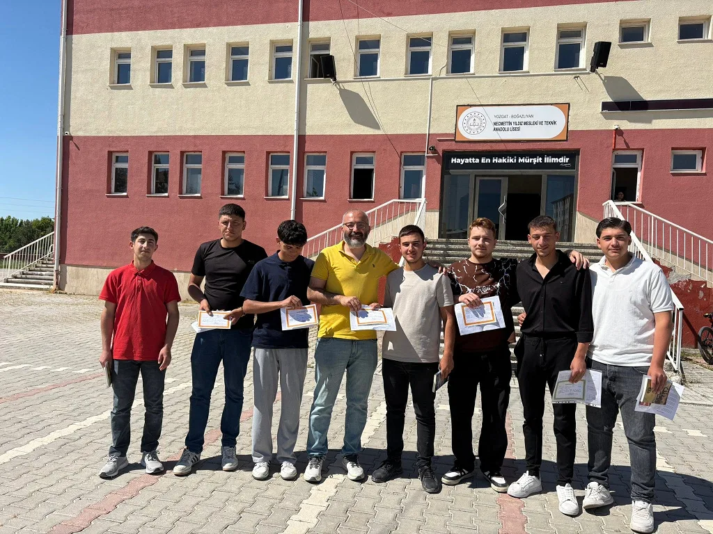 Boğazlıyan Mesleki ve Teknik Anadolu Lisesi’nde öğrenciler karne sevinci yaşarken