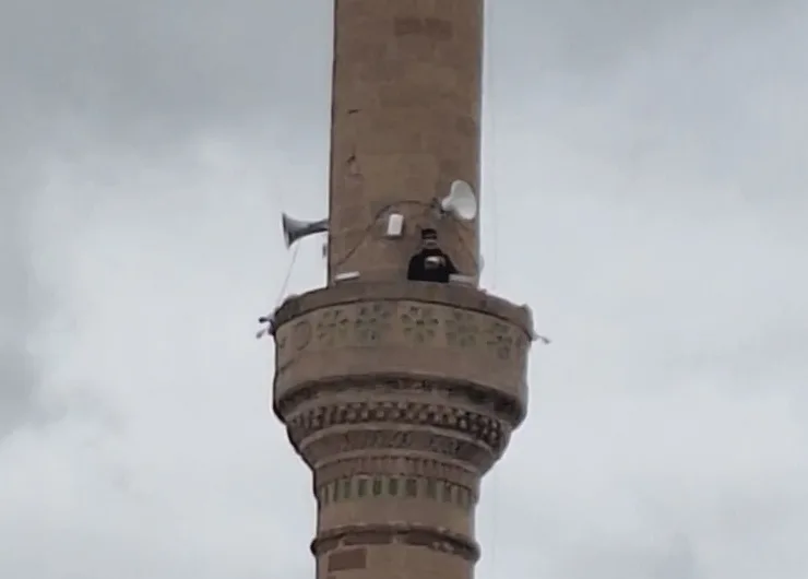 Başhoroz Köyü Camisi'nin minaresine yeni hoparlör sistemi takılarak ezan sesinin