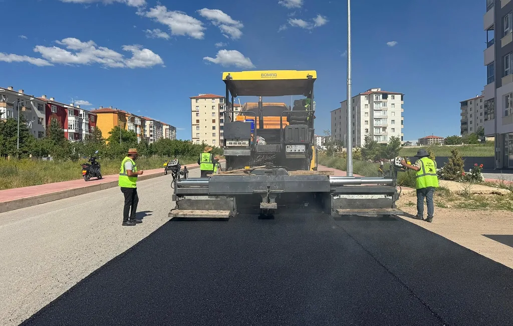 Boğazlıyan Belediyesi, ilçenin farklı noktalarında sürdürdüğü sıcak asfalt çalışmalarıyla ulaşım