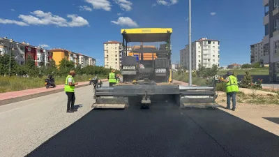 Boğazlıyan Belediyesi, ilçenin farklı noktalarında sürdürdüğü sıcak asfalt çalışmalarıyla ulaşım