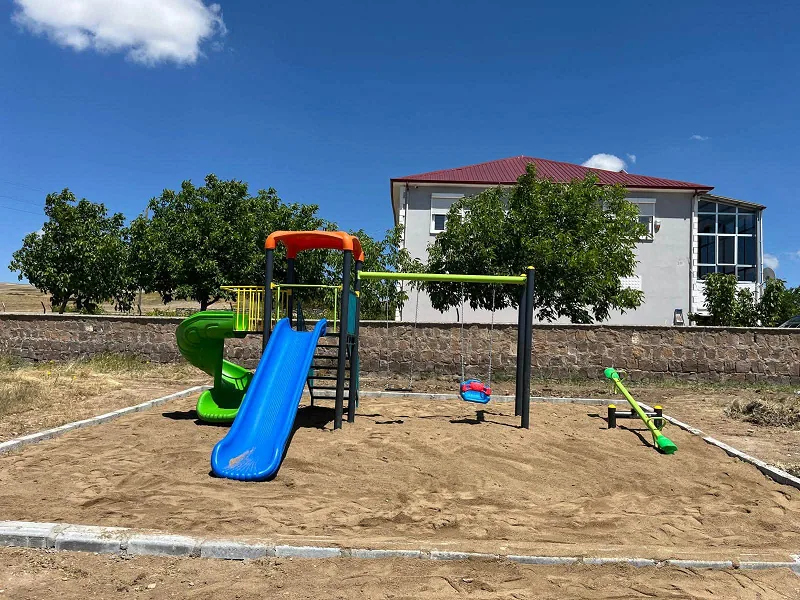 Sırçalı Belediyesi tarafından yapımı tamamlanan yeni çocuk oyun parkı hizmete