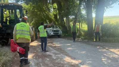 Yapalak Köyü Muhtarı Sinan Toklucu, köyde tamamlanan yol bakım çalışmalarından