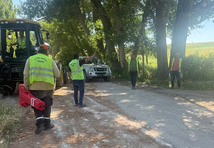 Yapalak Köyü Muhtarı Sinan Toklucu, köyde tamamlanan yol bakım çalışmalarından