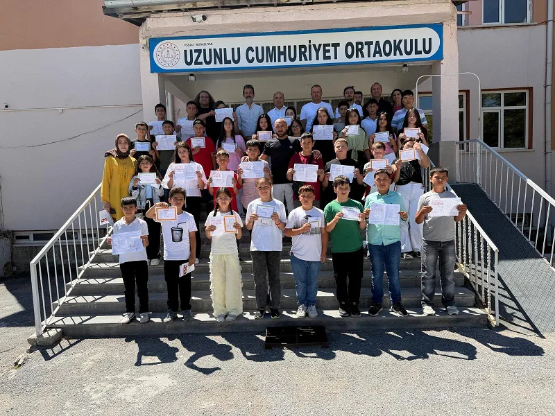 Uzunlu Belediye Başkanı Mustafa Uçar, eğitim-öğretim yılını başarıyla tamamlayan öğrencileri