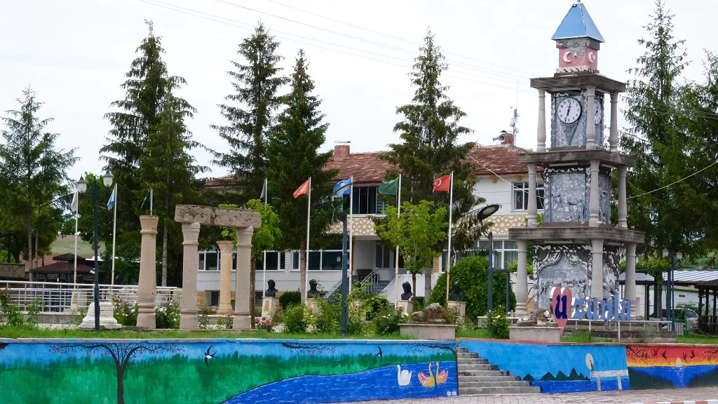 Uzunlu Belediyesi, parklardan ulaşım altyapısına, çevre düzenlemelerinden mezarlık yollarına kadar