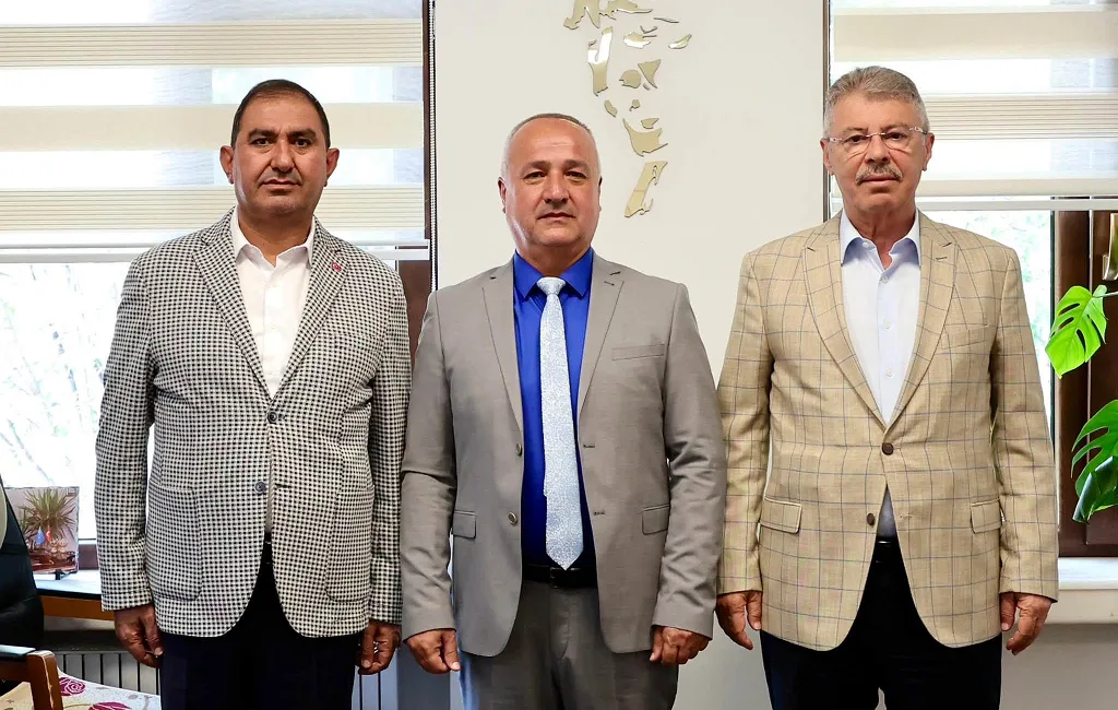Hüseyin Akay ile Harun Halıcı, Genel Müdür Mesut Karabulut’u makamında
