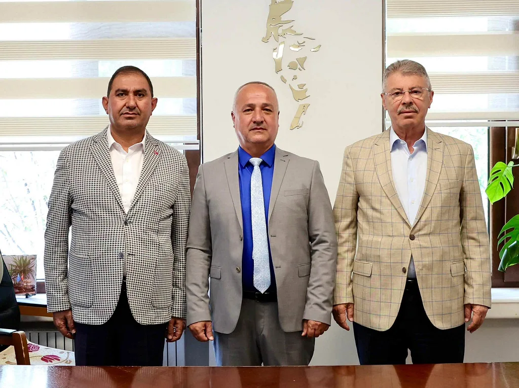 Hüseyin Akay ile Harun Halıcı, Genel Müdür Mesut Karabulut’u makamında