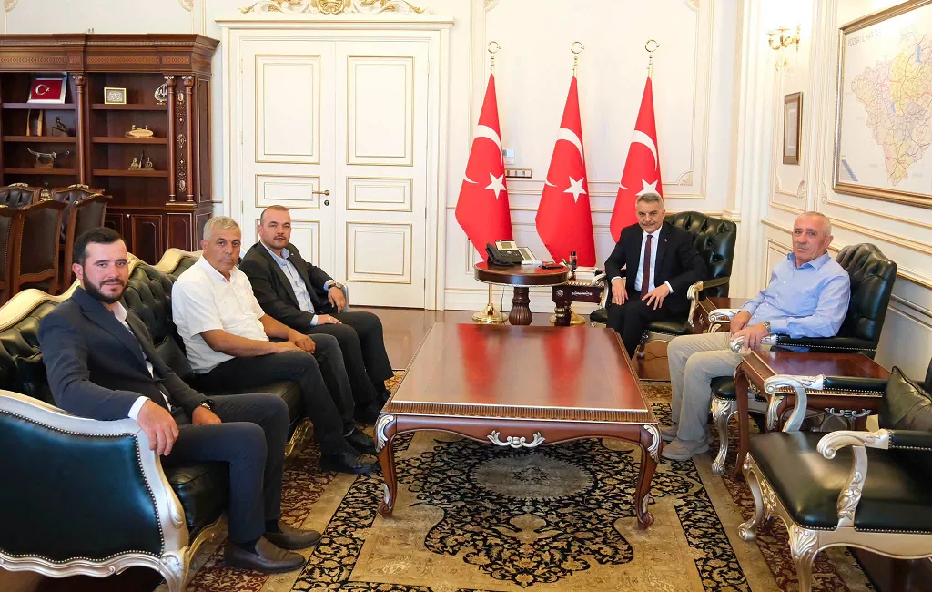 Mustafa Özer, mahalle muhtarlarıyla birlikte Mehmet Ali Özkan’ı ziyaret ederek