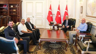 Mustafa Özer, mahalle muhtarlarıyla birlikte Mehmet Ali Özkan’ı ziyaret ederek
