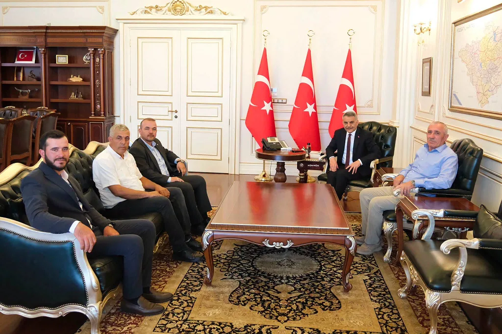 Mustafa Özer, mahalle muhtarlarıyla birlikte Mehmet Ali Özkan’ı ziyaret ederek