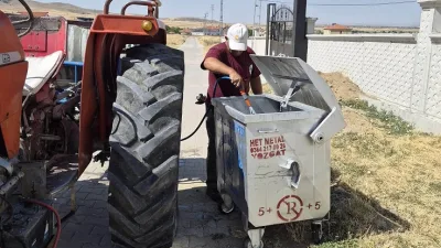 Sırçalı Belediyesi, halk sağlığını korumak amacıyla çöp konteynerlerinde periyodik ilaçlama