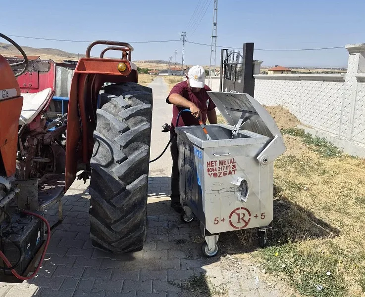 Sırçalı Belediyesi, halk sağlığını korumak amacıyla çöp konteynerlerinde periyodik ilaçlama