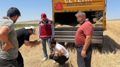 Yapalak Köyü Muhtarı Sinan Toklucu ve İlçe Tarım Müdürlüğü ekipleri,