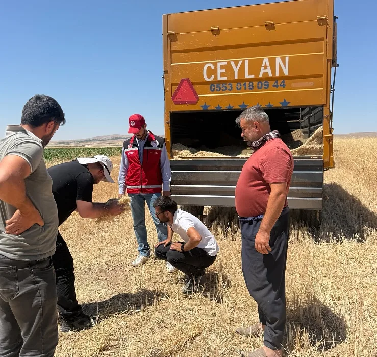 Yapalak Köyü Muhtarı Sinan Toklucu ve İlçe Tarım Müdürlüğü ekipleri,