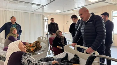 Boğazlıyan Belediye Başkanı Gökhan Coşar, kimi zaman sahada vatandaşla iç