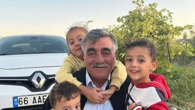 Uzunlu Kasabası’nın sevilen isimlerinden Mehmet Eşki, yıllardır sürdürdüğü dostlukları, babacan