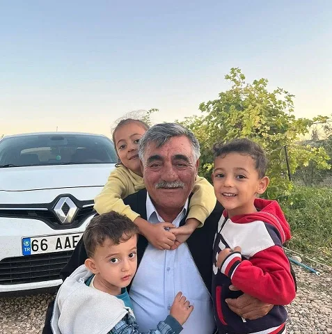 Uzunlu Kasabası’nın sevilen isimlerinden Mehmet Eşki, yıllardır sürdürdüğü dostlukları, babacan