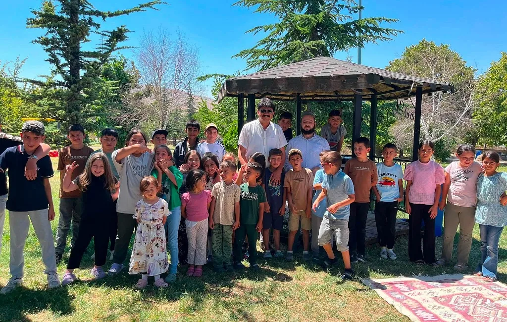 Sırçalı Belediyesi, kasabadaki Kur'an Kursu öğrencilerini belediye bahçesinde düzenlenen piknik
