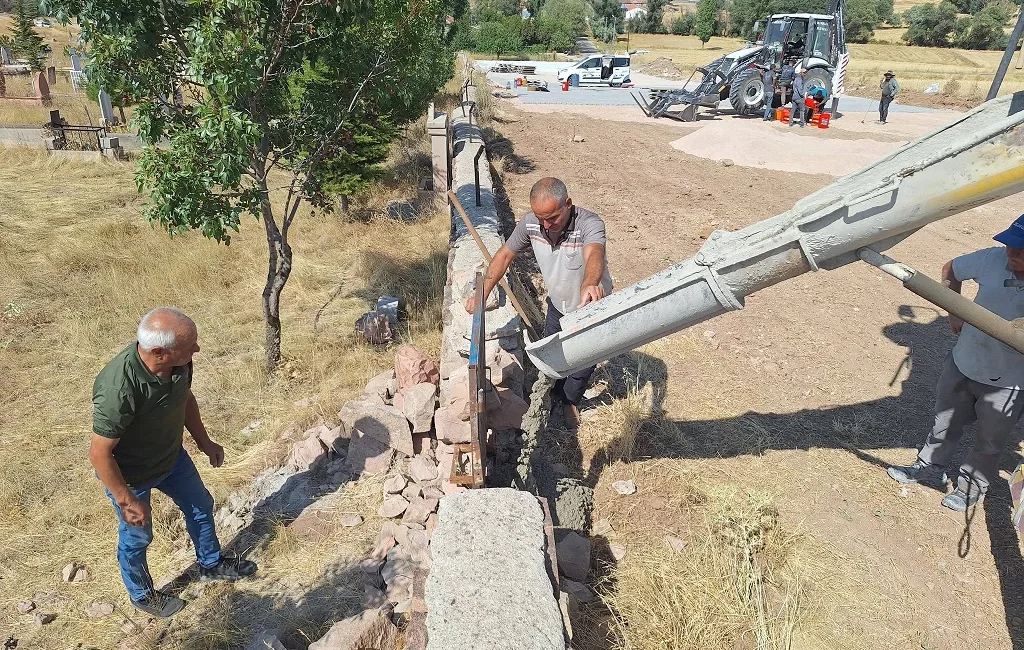 Boğazlıyan Başhoroz Köyü’nde mezarlık önü ve otopark alanı kilitli parke