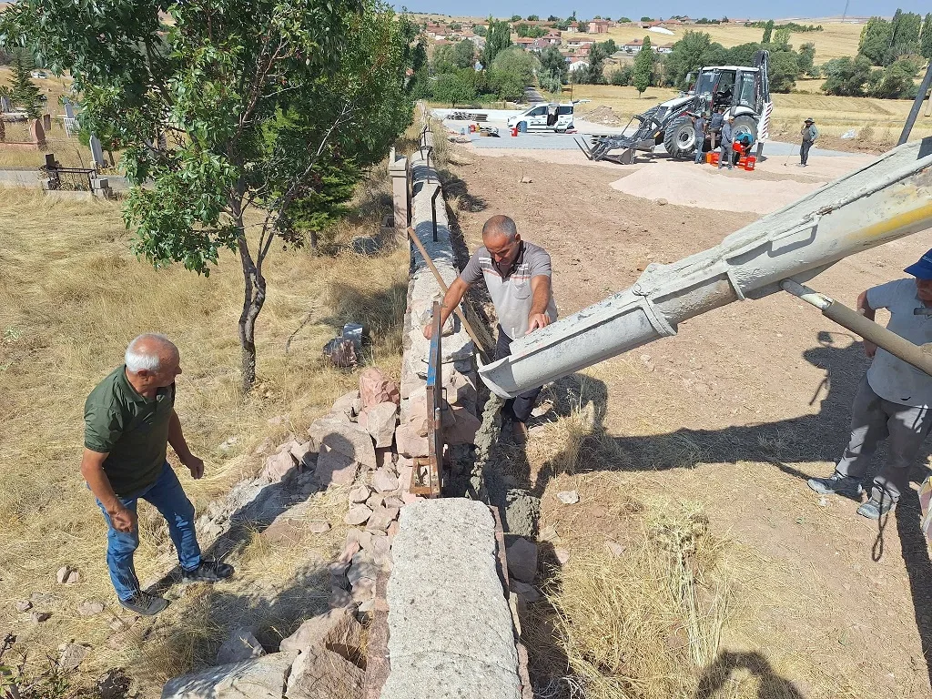 Boğazlıyan Başhoroz Köyü’nde mezarlık önü ve otopark alanı kilitli parke