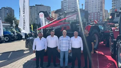 Stantları tek tek gezen Başkan Coşar, üreticilerin çalışmalarını ve ürünlerini