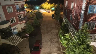 Boğazlıyan Mevlana Mahallesi’nde etkili olan kuvvetli rüzgar, çatılardaki kiremitleri uçurdu.