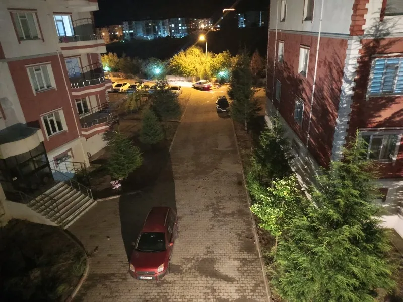 Boğazlıyan Mevlana Mahallesi’nde etkili olan kuvvetli rüzgar, çatılardaki kiremitleri uçurdu.