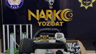 İki ikamette yapılan aramalarda 221,09 gram esrar, 4 Hint keneviri