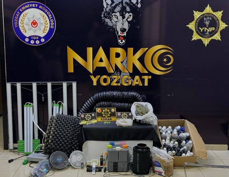 İki ikamette yapılan aramalarda 221,09 gram esrar, 4 Hint keneviri
