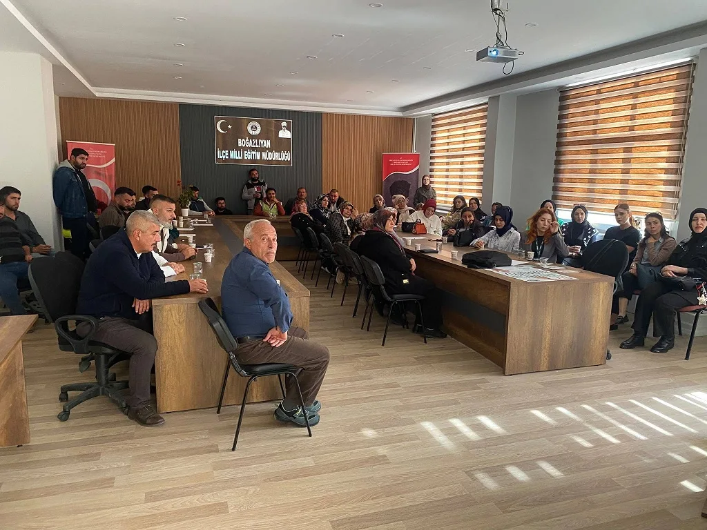 AK Parti Boğazlıyan İlçe Kadın Kolları Başkanı Gürcü Yalçın ve