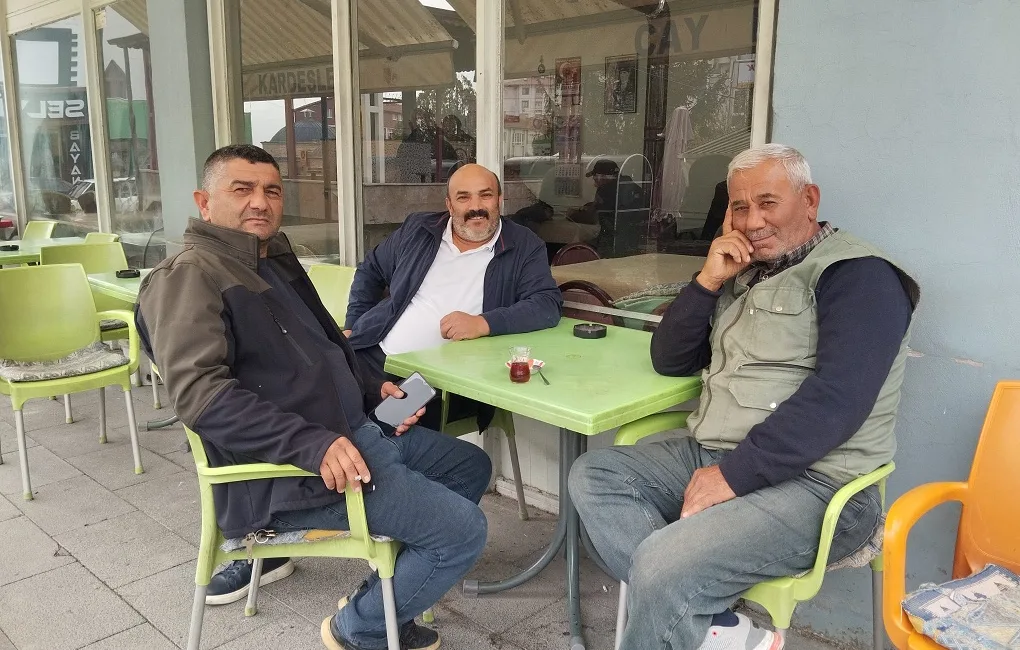 Oğulcuk Köyü’nde vatandaşlarla yakın temasını sürdüren Muhtar Kemal Yalçın, “Yer,