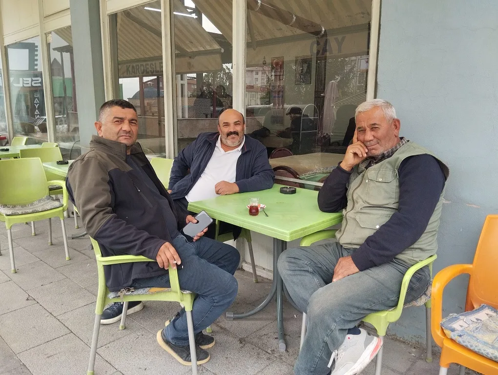 Oğulcuk Köyü’nde vatandaşlarla yakın temasını sürdüren Muhtar Kemal Yalçın, “Yer,
