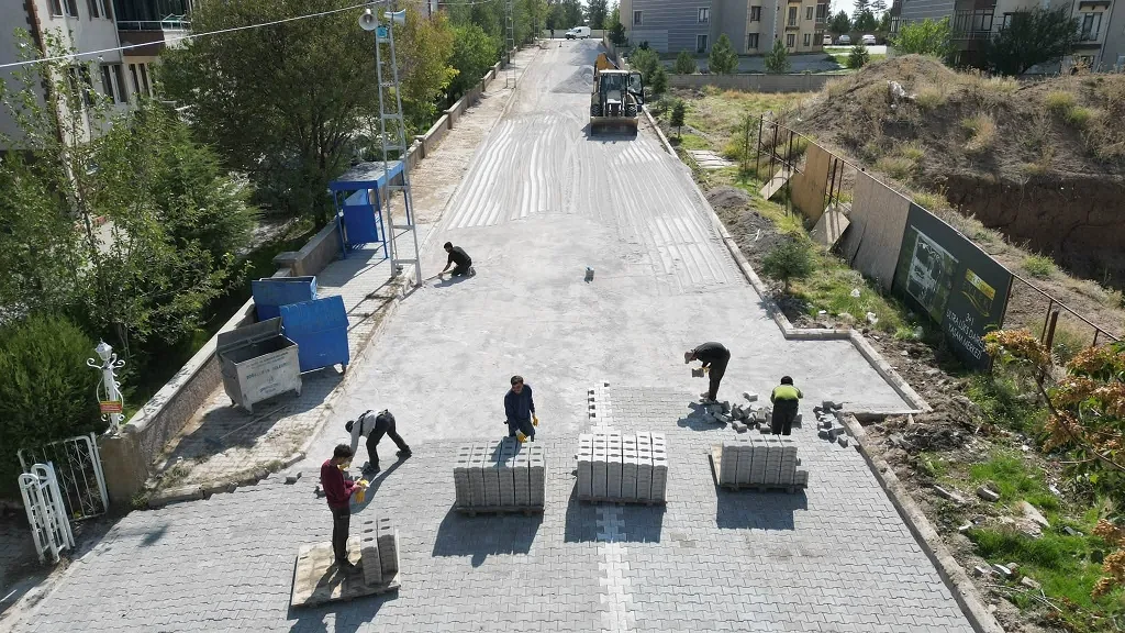 Belediye Başkanı Gökhan Coşar, çalışmaların ilçenin farklı noktalarında devam ettiğini